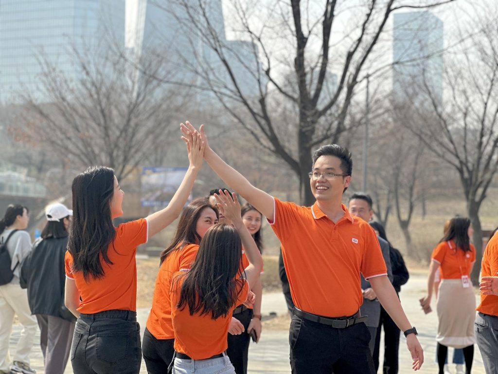 FPT Chairman Truong Gia Binh and FKRers join Happy Run